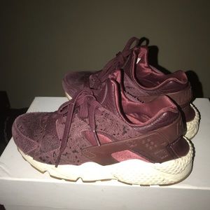 Maroon detail huaraches (Worn)